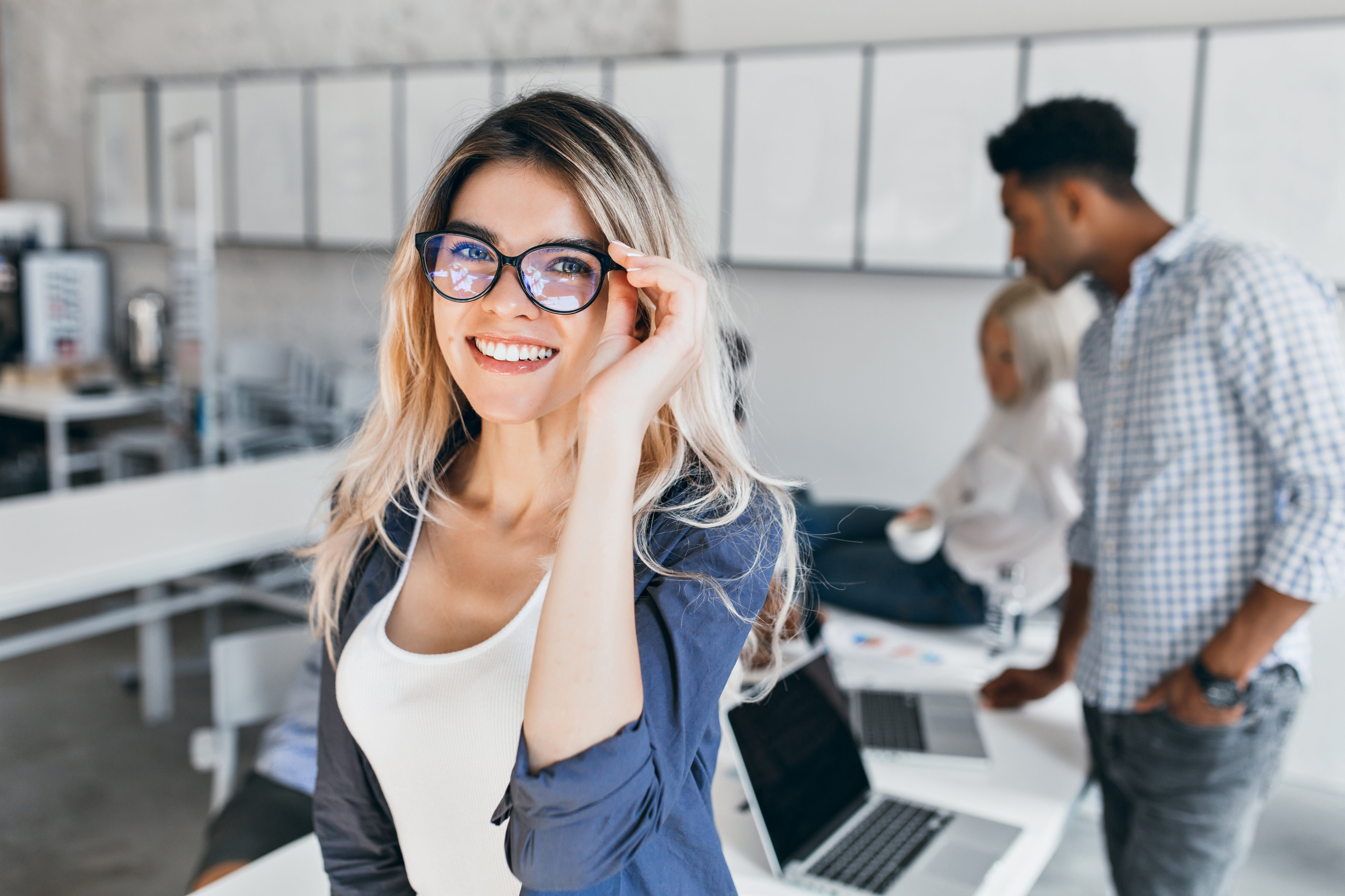 indoor-portrait-excited-student-woman-glasses-gray-jacket-attractive-female-employee-posing-office-laughing-with-colleagues indoor-portrait-excited-student-woman-glasses-gray-jacket-attractive-female-employee-posing-office-laughing-with-colleagues